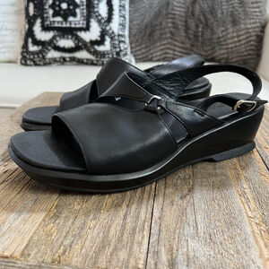 Vintage Clarks Sandals Womens 7.5 Black Leather Slingback Square‎ Toe Wedge Y2K